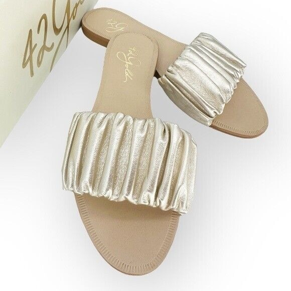 42 Gold by Chinese Laundry NIB Britta Casual Sandal in Metallic Gold - size 8.5 - Picture 1 of 7
